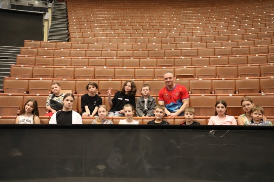 Для детей сотрудников полиции и воспитанников ГБУ «Мой Семейный Центр «Оберег» провели экскурсию в Большой Московский цирк