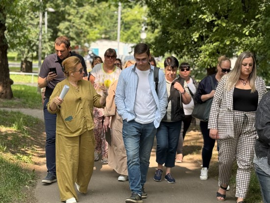 Около одного из домов на ул. Малая Юшуньская установят ограждение на детской площадке