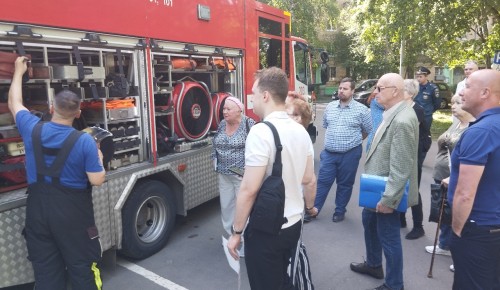 Спасатели показали технические средства спасения