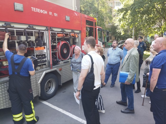 Спасатели показали технические средства спасения