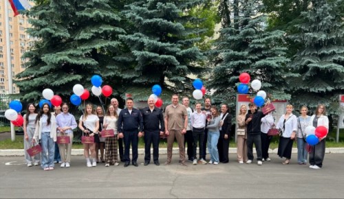В преддверии Дня России юным жителям юго-запада Москвы в торжественной обстановке полицейские совместно с Общественным советом вручили паспорта