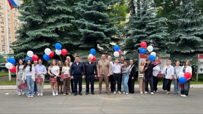 В преддверии Дня России юным жителям юго-запада Москвы в торжественной обстановке полицейские совместно с Общественным советом вручили паспорта