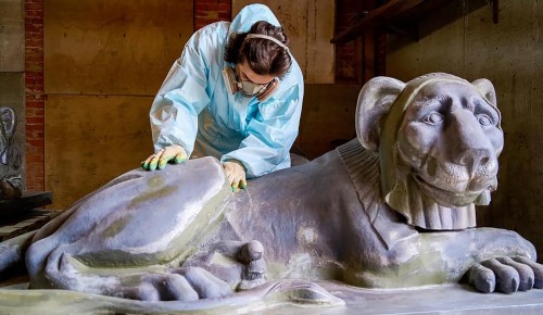 Реставраторы восстанавливают знаменитых львов усадьбы Кузьминки — Собянин