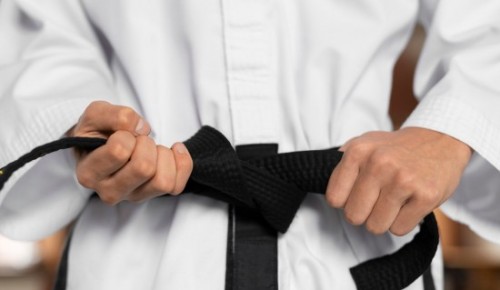 Спортсмены из школы №49 показали карате-шоу на съемках программы «Поле чудес»