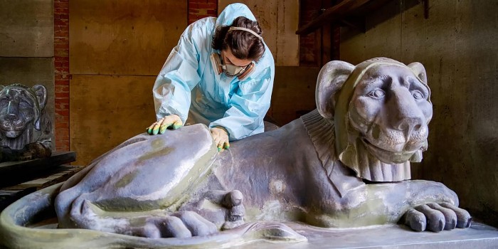 Реставраторы восстанавливают знаменитых львов усадьбы Кузьминки — Собянин