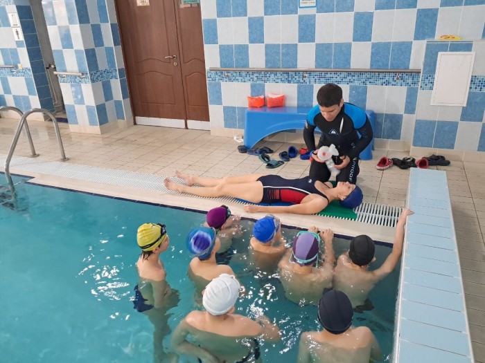 На базе бассейна Академии акварели и изящных искусств имени Сергея Андрияки сотрудники МЧС провели мастер класс «Научи ребёнка плавать»