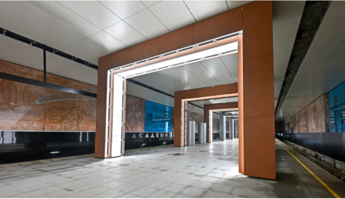 На станции метро «Академическая» начали устанавливать декоративные панели в честь 300-летия РАН
