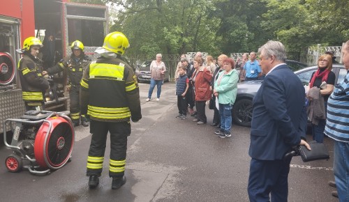 Демонстрация техники спасения помогает людям лучше понять работу пожарных