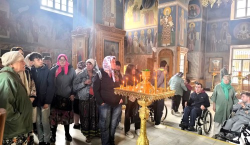 Реабилитанты центра «Бутово» посетили Свято-Троицкую Сергиеву Лавру