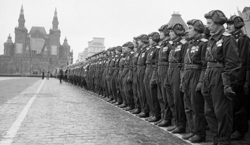 Главархив Москвы представил виртуальную выставку к годовщине Парада Победы