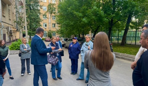 В Ломоносовском районе осмотрели территории на Ленинском проспекте и ул. Панферова