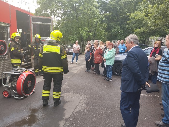 Демонстрация техники спасения помогает людям лучше понять работу пожарных