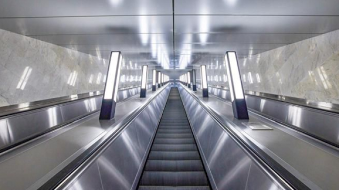 На станции метро «Академическая» установили семь эскалаторов