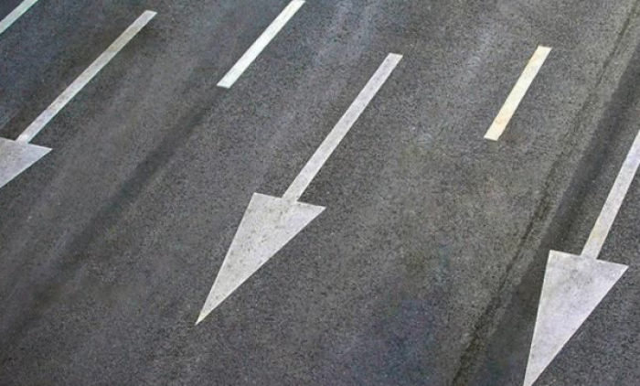 На улице Обручева обновлена дорожная разметка