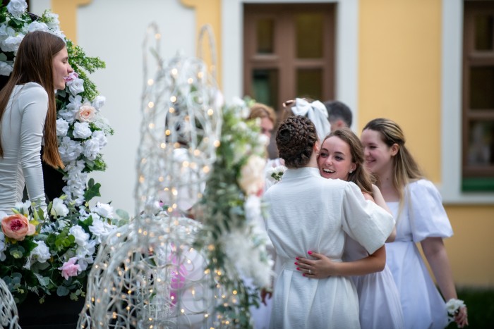 Парад невест: в Зюзино устроили белую вечеринку в День семьи, любви и верности