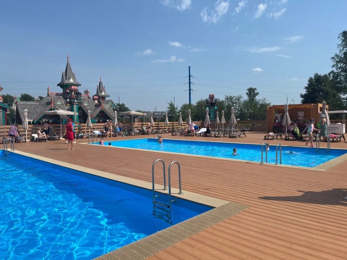 Жара гонит к воде: билеты в открытый бассейн в ЮЗАО бронируют на неделю вперед