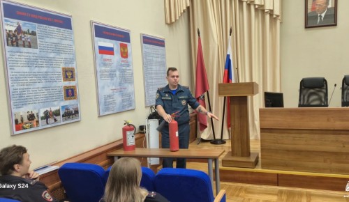 Сотрудник 1 РОНПР Управления по ЮЗАО ГУ МЧС России по г. Москве провел занятие с сотрудниками УВД