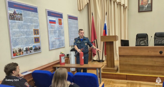 Сотрудник 1 РОНПР Управления по ЮЗАО ГУ МЧС России по г. Москве провел занятие с сотрудниками УВД