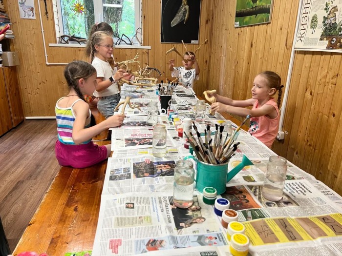 Плоггинг и сказки под сосной: в экоцентре «Битцевский лес» учат беречь природу