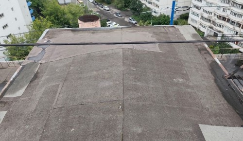 В доме на улице Островитянова провели работы по восстановлению герметизации кровли