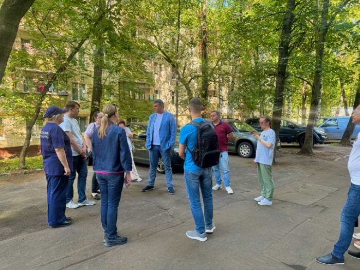 В Ломоносовском районе благоустроят территорию около дома на Ленинском проспекте