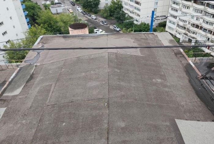 В доме на улице Островитянова провели работы по восстановлению герметизации кровли
