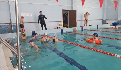 На базе бассейна Академии акварели и изящных искусств имени Сергея Андрияки сотрудники МЧС провели мастер класс «Научи ребёнка плавать».