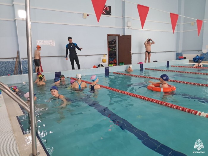 На базе бассейна Академии акварели и изящных искусств имени Сергея Андрияки сотрудники МЧС провели мастер класс «Научи ребёнка плавать».