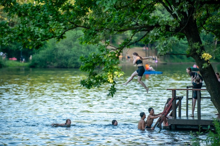 Пляжи и водоемы: где можно искупаться на юго-западе Москвы