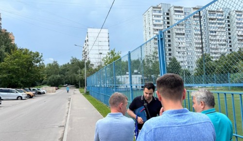 На улице Теплый Стан заменят сетчатое ограждение на спортплощадке
