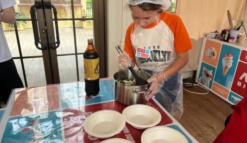 Готовим окрошку: юных поваров учат кулинарии на мастер-классах в ЮЗАО