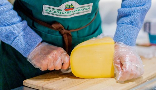 Фермер московской ярмарки помогает бойцам СВО продукцией с семейной сыроварни