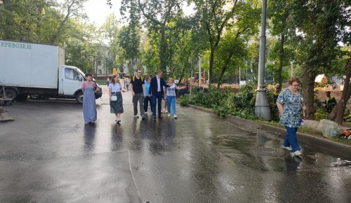 Глава управы Котловки проверил состояние района вместе с жителями