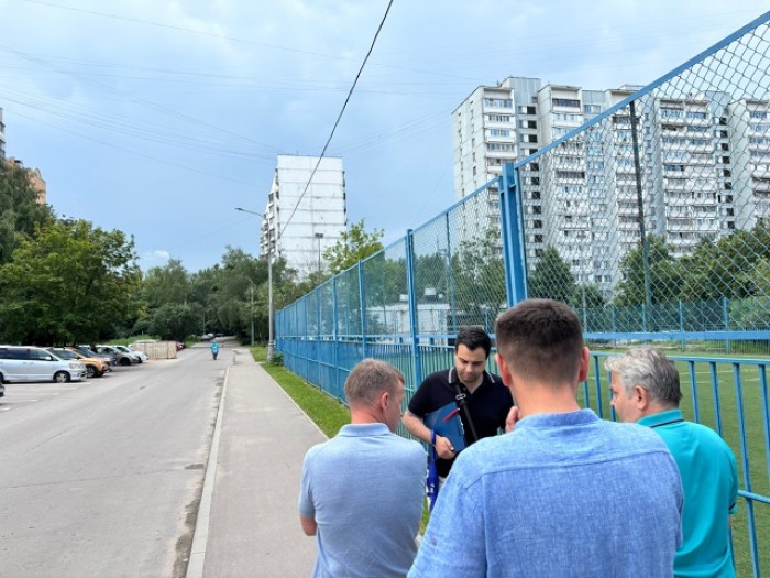 В Теплом Стане заменят сетчатое ограждение на спортплощадке