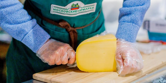 Фермер московской ярмарки помогает бойцам СВО продукцией с семейной сыроварни