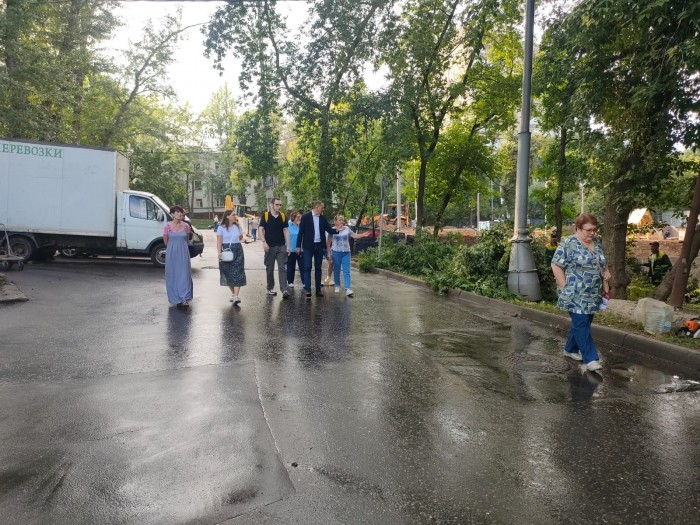 Глава управы Котловки проверил состояние района вместе с жителями