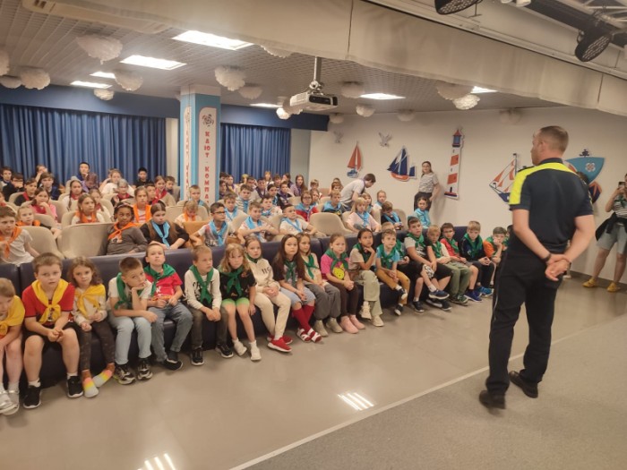 Госавтоинспекторы провели профилактическое мероприятие «Дорожная азбука» с ребятами, отдыхающими в детском городском лагере «Мореон»