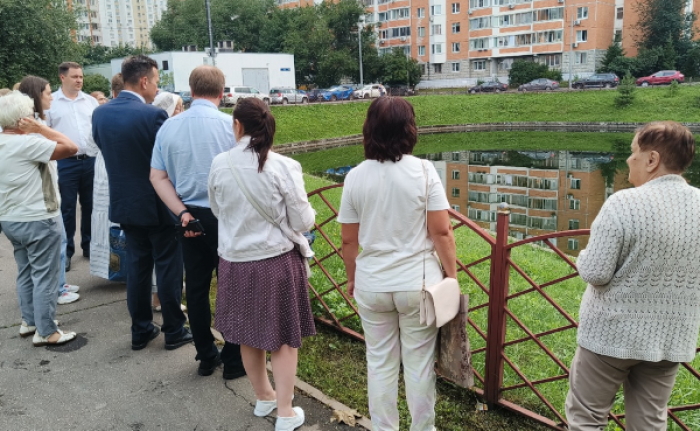 Жители Северного Бутова попросили очистить Салтыковский пруд от водорослей
