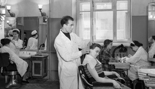 Главархив подготовил выставку о конкурсе модельных причесок 1950-х годов