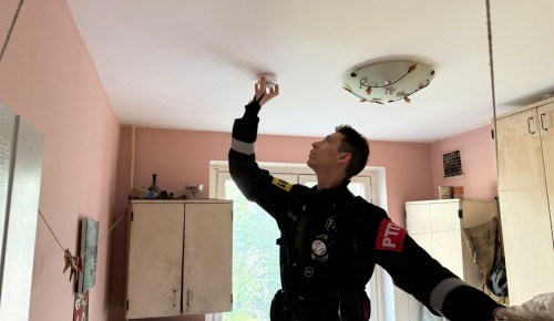 Забота о старшем поколении: Огнеборцы 56 ПСЧ навестили 92-летнего пенсионера