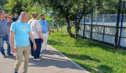 Глава управы Конькова оценила состояние спортплощадки на ул. Островитянова