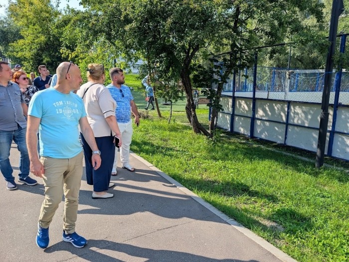 Глава управы Конькова оценила состояние спортплощадки на ул. Островитянова