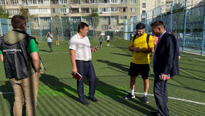 Управа Северного Бутова взяла на контроль вопрос постройки навеса над футбольным полем на Ратной улице