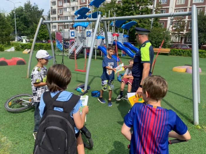 На юго-западе столицы автоинспекторы провели акцию «Безопасный велосипед»