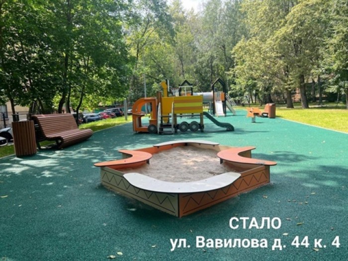 В Гагаринском районе завершены работы по благоустройству детской и спортивной площадок на ул. Вавилова