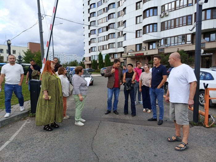 Глава управы района Черемушки проверил состояние Севастопольского проспекта