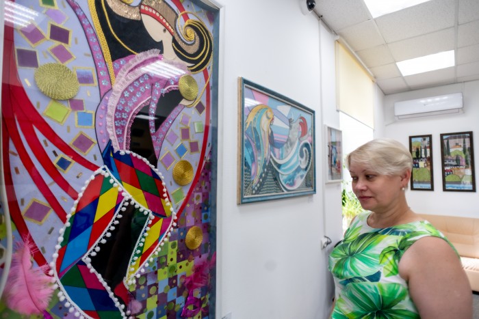 Нарисовано тканью: в галерее «Варшавка» открылась выставка картин из текстиля