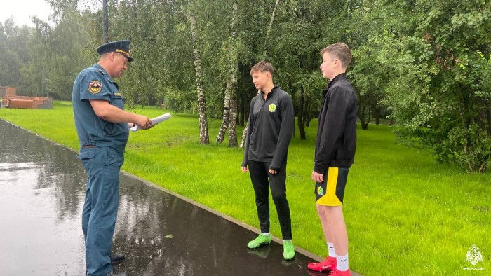 Сотрудники МЧС напомнили о правилах безопасности в местах массового отдыха