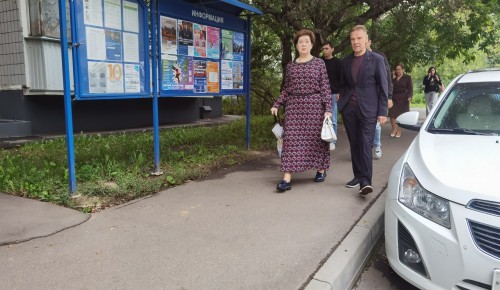 Глава управы Ясенева осмотрел дворовые территории во время очередного обхода