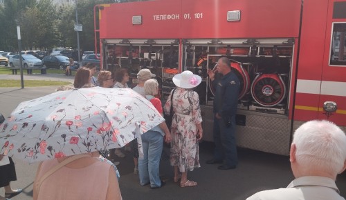 Жители ЮЗАО узнали, как газодымозащитники проводят разведку на пожаре